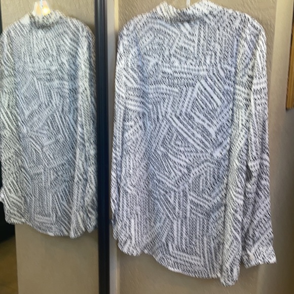 CAbi Split Back Black and White Print Blouse Size M - Picture 6 of 15